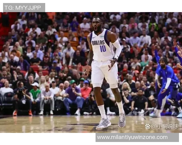 小哈达威神勇表现半场轰下17分其中次节独得12分三分球频频命中 小哈达威神勇表现半场轰下17分其中次节独得12分三分球频频命中